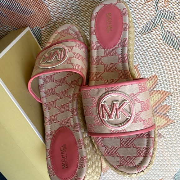 MICHAEL KORS SADLER WEDGE
MK OUTLINE JQD/EMB MK
TEA ROSE
49S3SDFA1Y - Picture 15 of 16